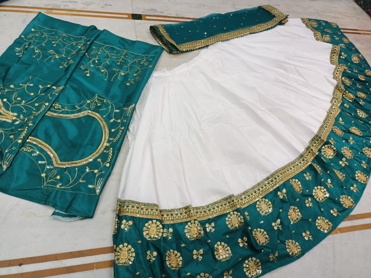 WHITE-TAPETA-SILK-GREEN-BORDER-WEDDINGLEHENGA